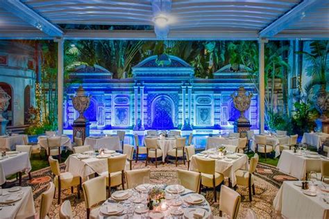 is there a dress code at versace restaurant|gianni's restaurant miami.